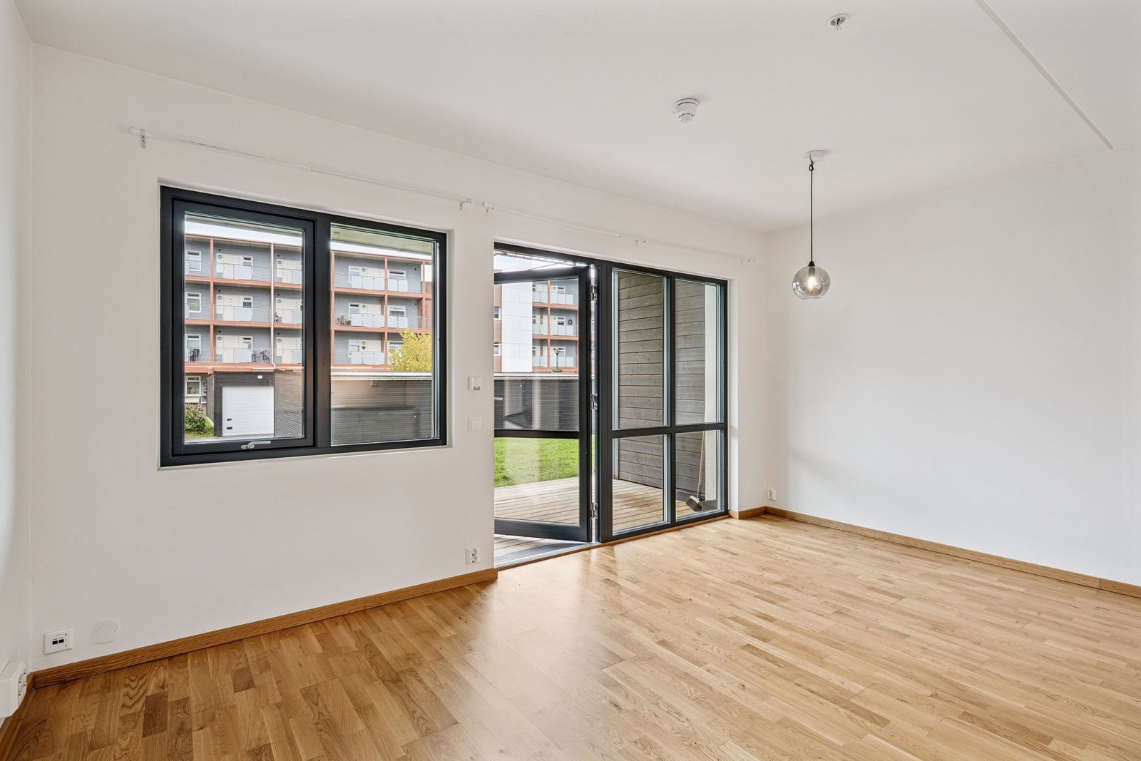 Boligen varmes opp med vannbåren gulvvarme.
elektriske varmekabler på badet Galleribilde