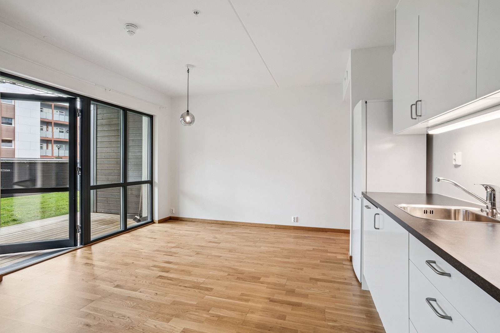 En arealeffektiv og moderne leilighet med sentral og attraktiv beliggenhet i Jessheim! Perfekt førstegangskjøp eller pendlerbolig. Galleribilde