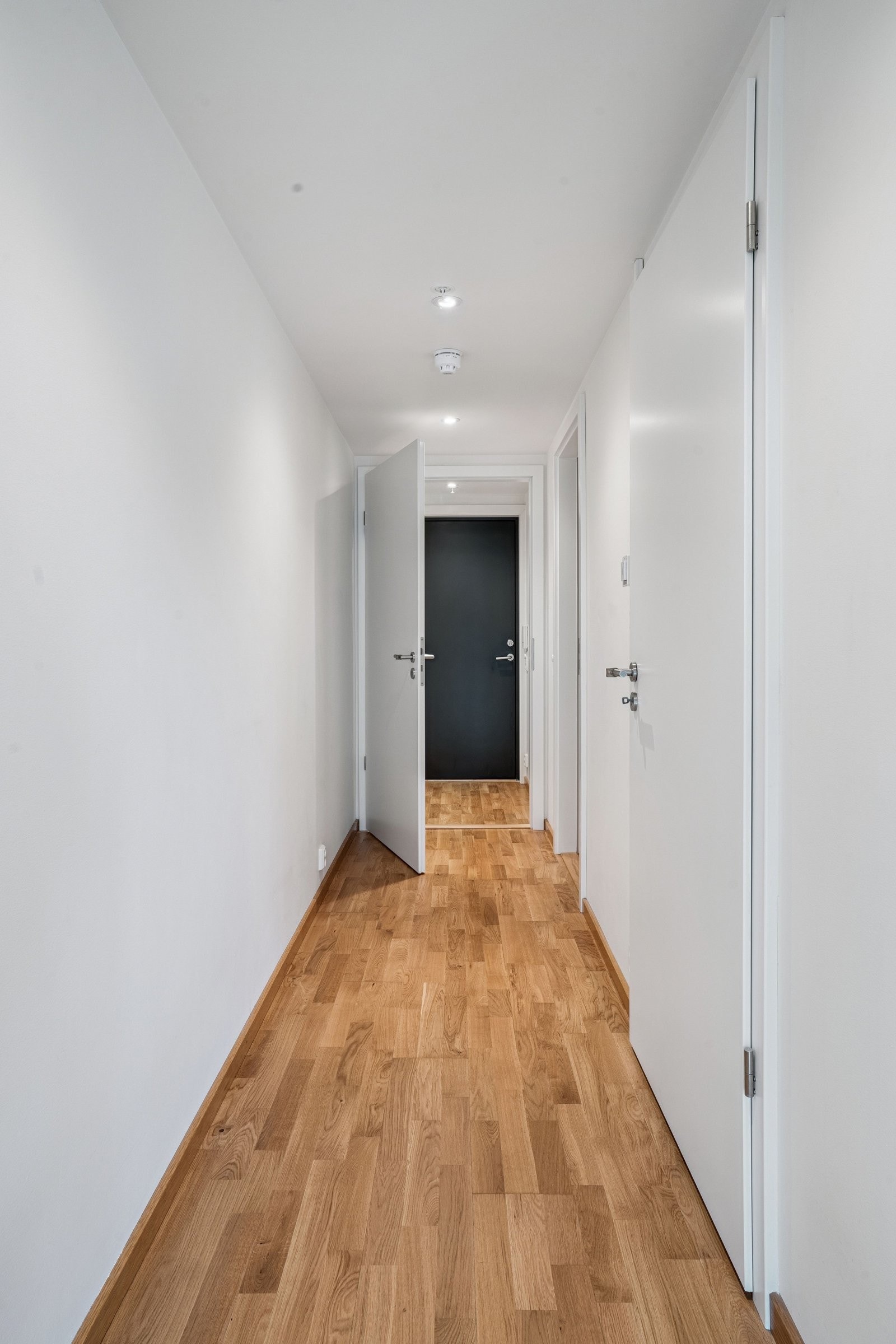 En lys entré gir et godt førsteinntrykk av denne stilfulle leiligheten. Galleribilde