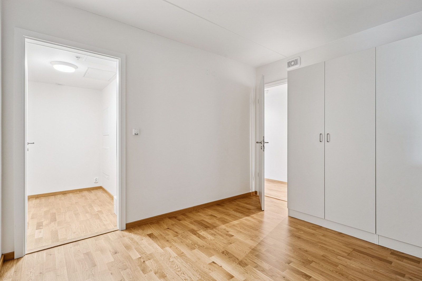 Det er rikelig med oppbevaringsplass i et romslig garderobeskap. Galleribilde