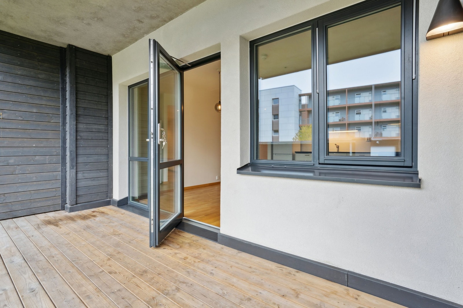 Leiligheten er praktisk plassert i byggets første etasje og har direkte utgang til en balkong. Galleribilde