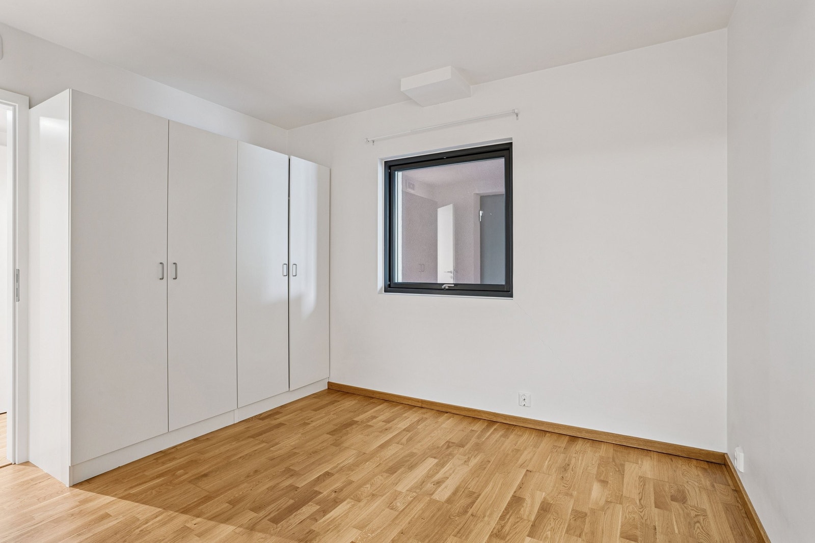 Soverommet er av god størrelse og kan enkelt innredes med både dobbeltseng og tilhørende nattbord. Galleribilde