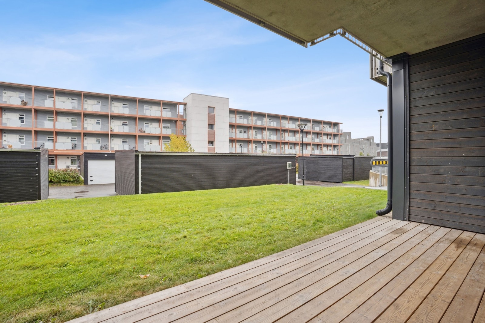 Hageflekken gir en grønn liten oase - perfekt for solrike dager, lek eller et lite hageprosjekt. Galleribilde