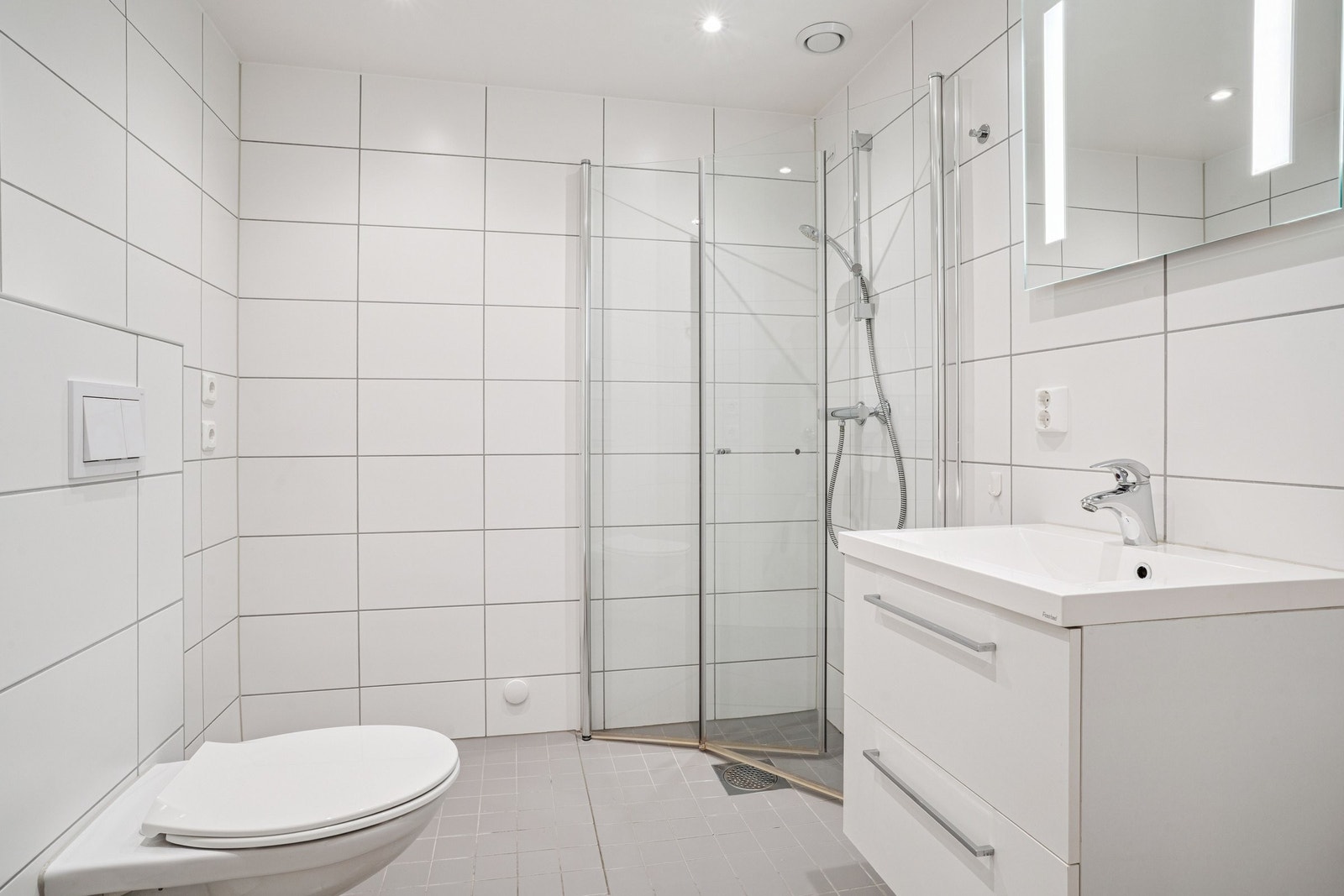 Stort og pent baderom med gulvvarme og opplegg for vaskemaskin. Galleribilde