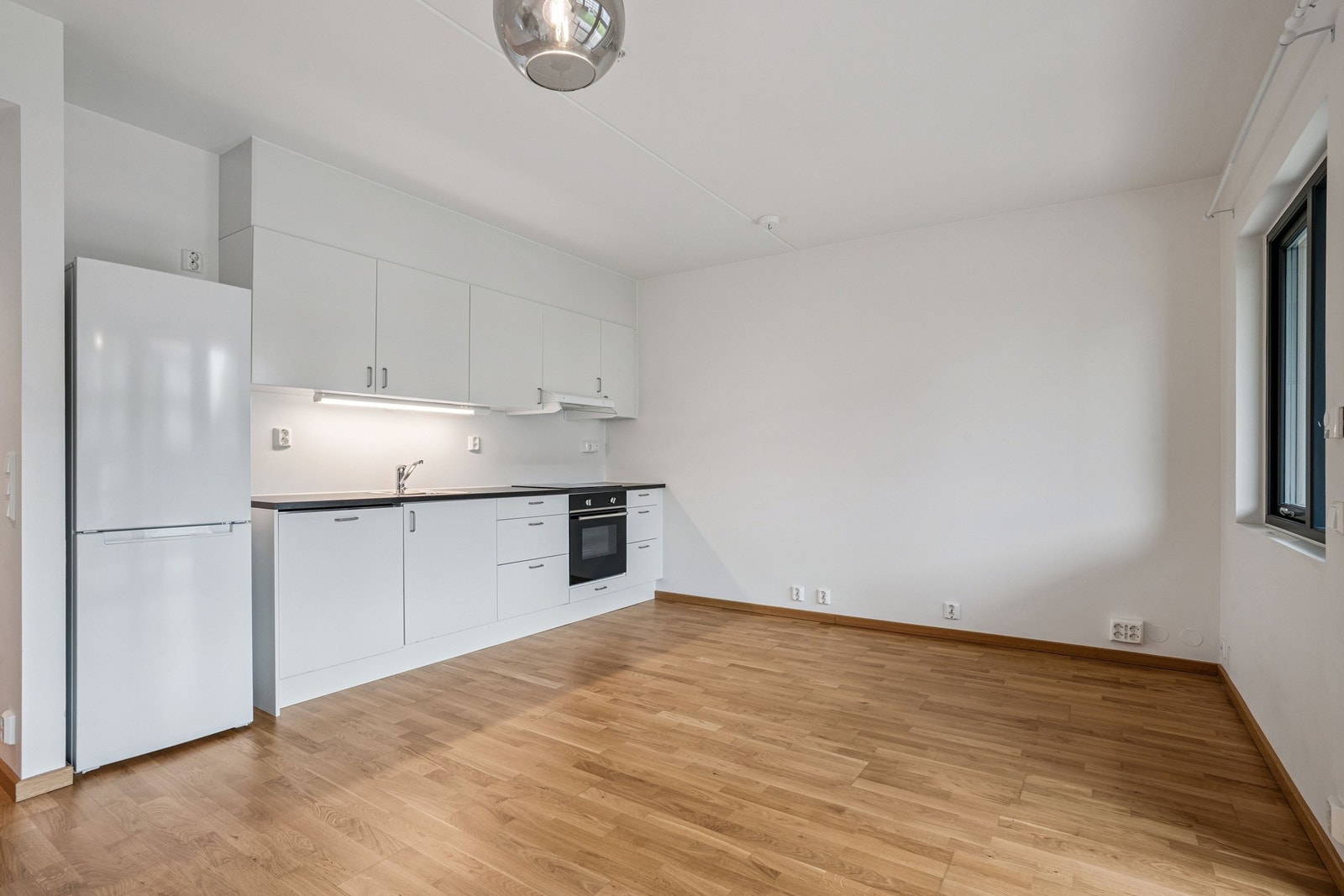 Den åpne stue-/kjøkkenløsningen har god plass til sovesofa, salongbord og tv-seksjon. Galleribilde