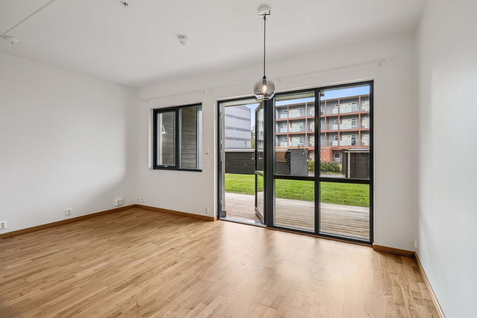 Boligen er holdt i behagelige og duse nyanser gjennom alle rom og har gulv belagt med flott parkett. Her har du store vindusflater som gir rikelig med lysinslipp og gjør at boligen får en lys og luftig atmosfære. Galleribilde