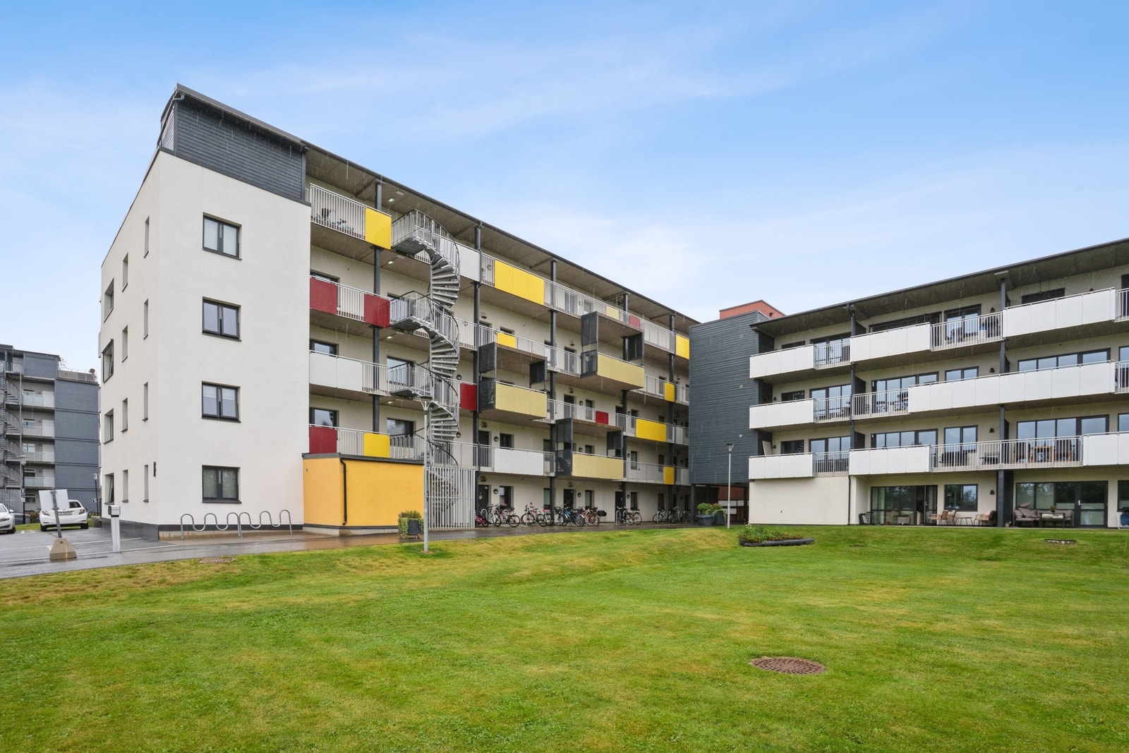 Sameiets fellesarealer er pent opparbeidet med grønne plenarealer, prydbusker, beplantninger og trær. Det finnes også en lekeplass for barna. Galleribilde