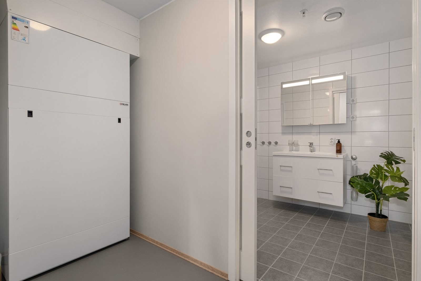 Det er tilgang til bod/teknisk rom via badet og hovedsoverom. Galleribilde