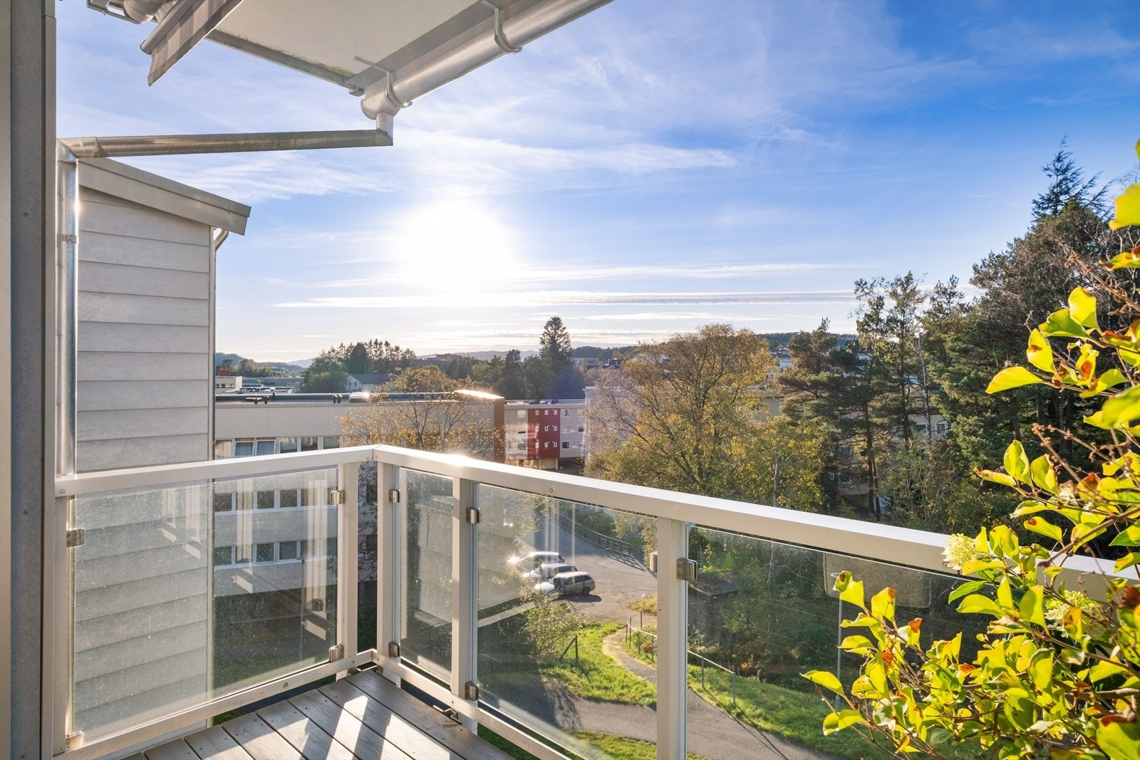 På den private balkongen på 9 m². kan du drikke ettermiddags kaffe og se på solnedgangen. Solen kommer på balkongen ca. klokken 15 og er der til klokken 22 på sommerstid. Galleribilde