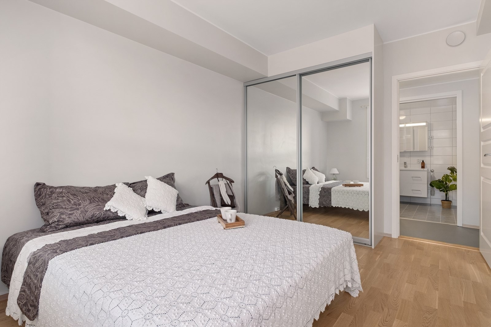 Rommet er innredet med en skyvedørsgarderobe med speilfronter. Galleribilde