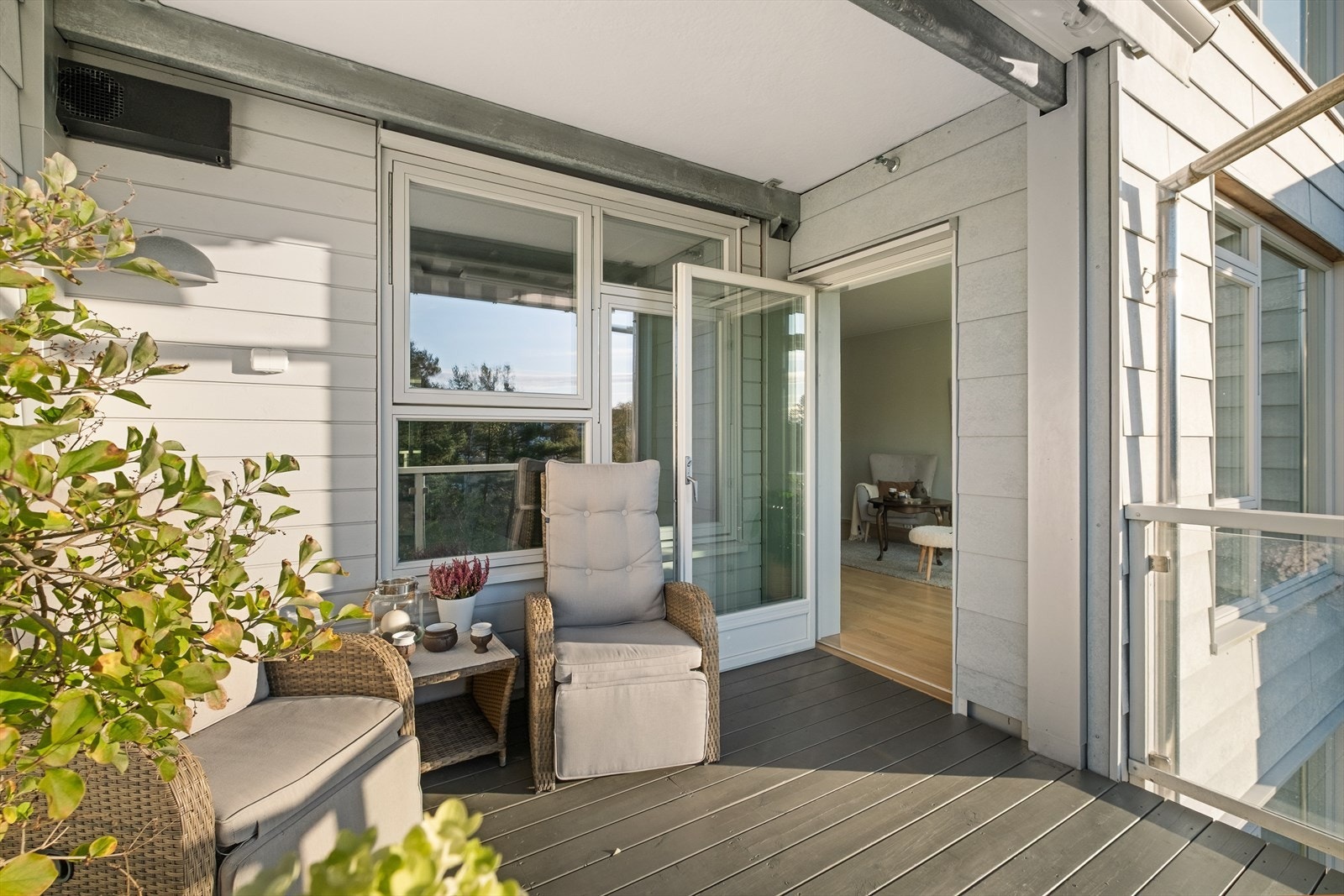 Balkongen har plass til utemøbler, blomsterkasser eller andre personlige detaljer som skaper en hyggelig atmosfære. Galleribilde