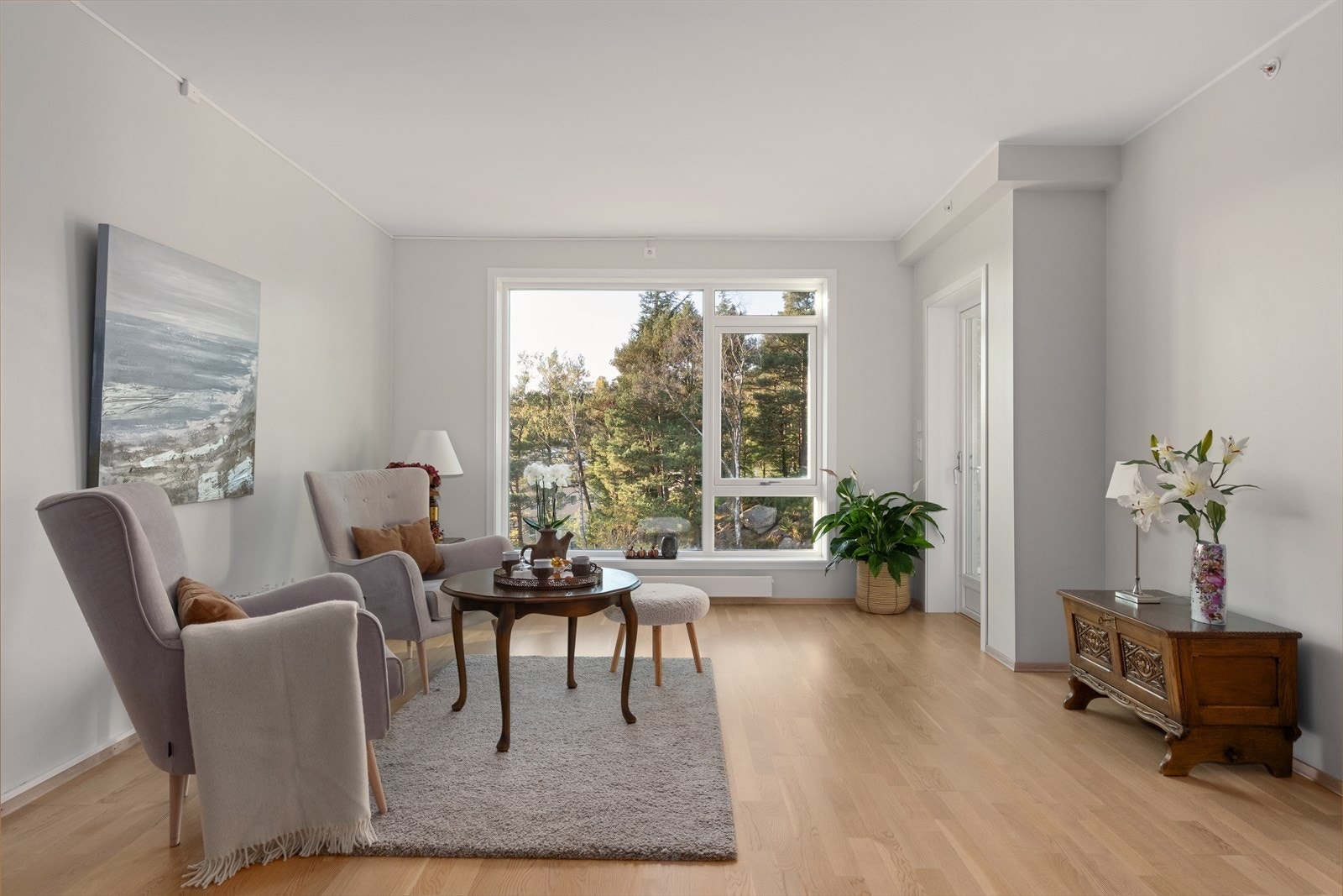 Stue/kjøkken 40,5 m² med godt naturlig lysinnslipp fra store vindusflater. Galleribilde