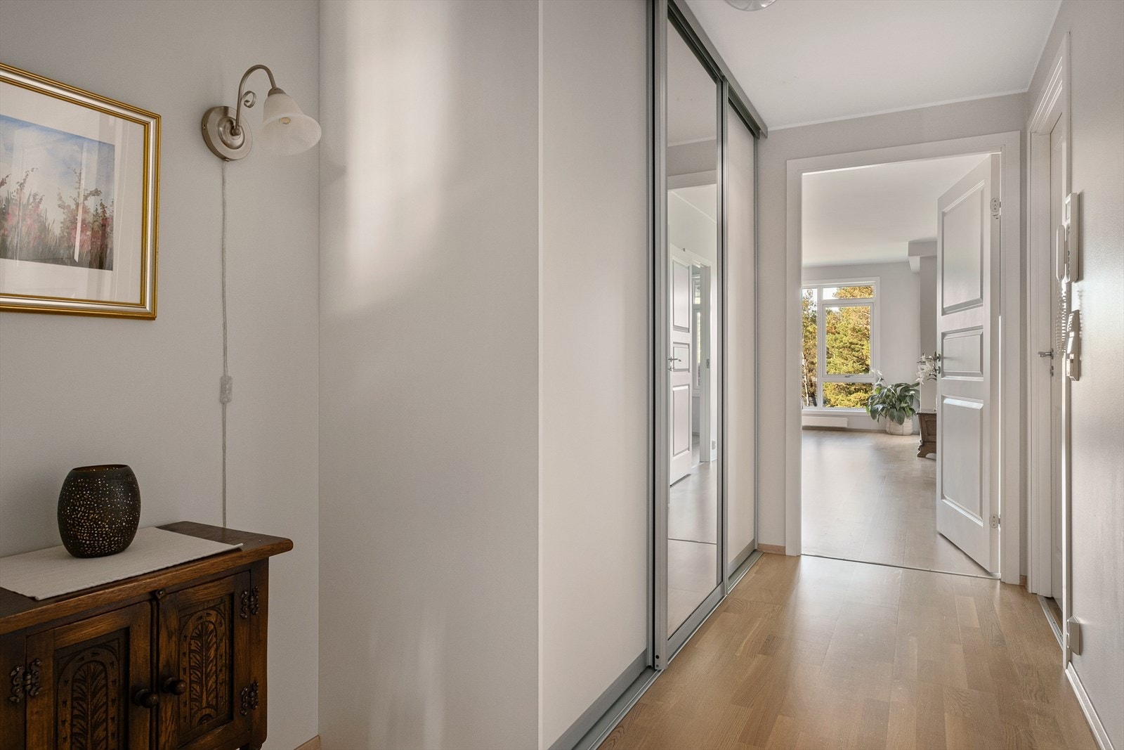 Skyvedørsgarderobe med speilfronter med god plass til yttertøy. Galleribilde