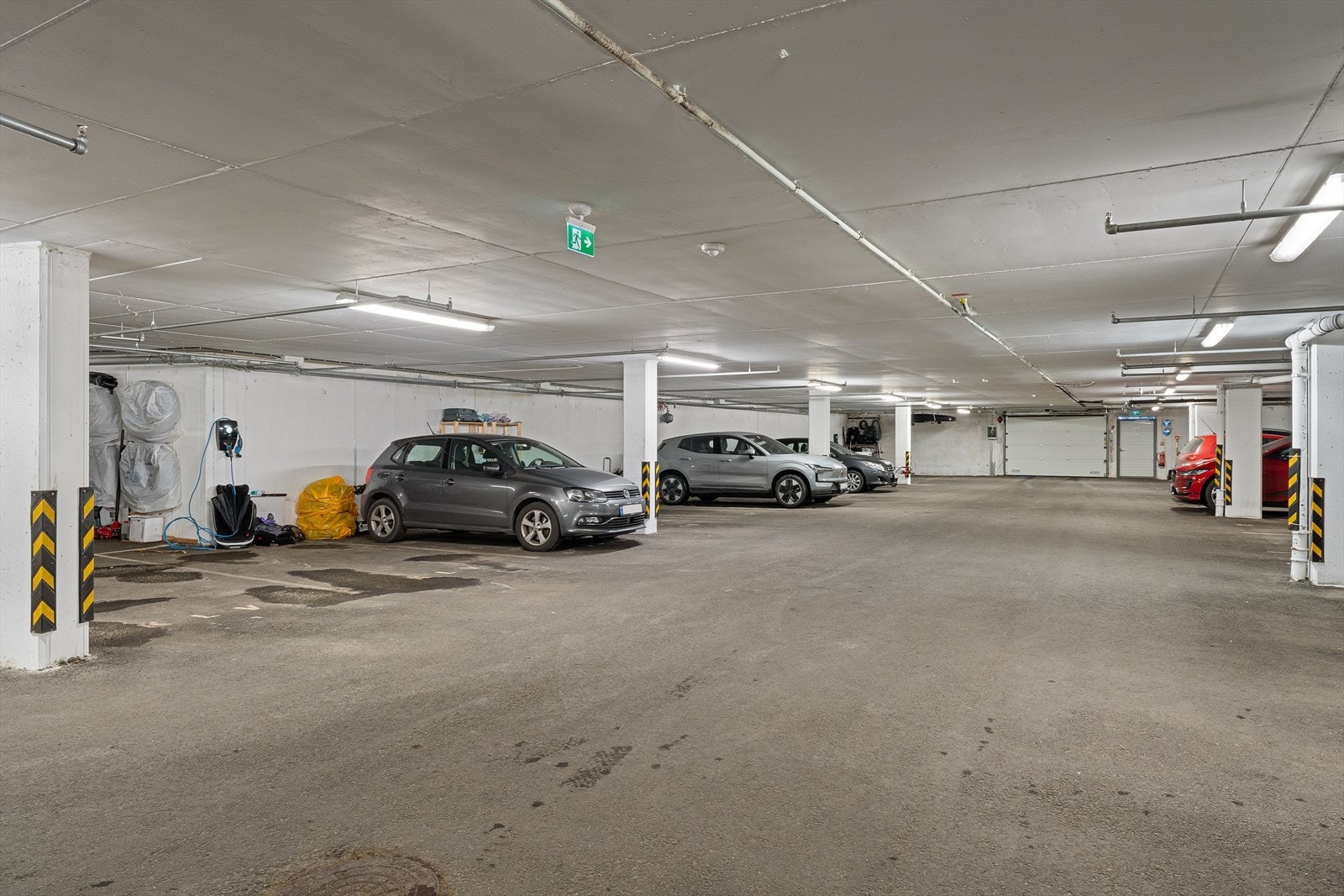 Leiligheten disponerer en fast garasjeplass i felles garasje. Mulighet for ladeboks. Galleribilde