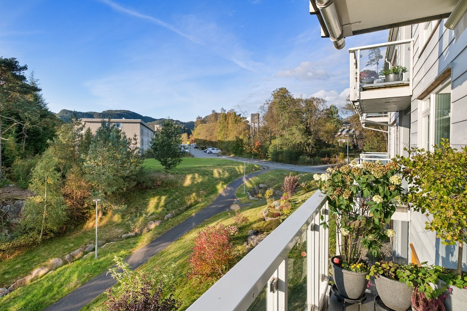 Balkongen på 9 m² som ligger vestvendt har en fin utsikt over nærområdet. Det er også terrasse markise som skjermer for solen. Galleribilde
