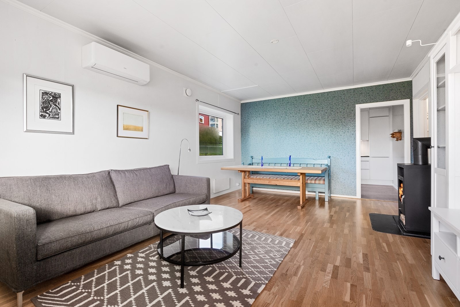 Lys og trivelig stue med plass til å møblere med både sofagruppe og spisebord Galleribilde