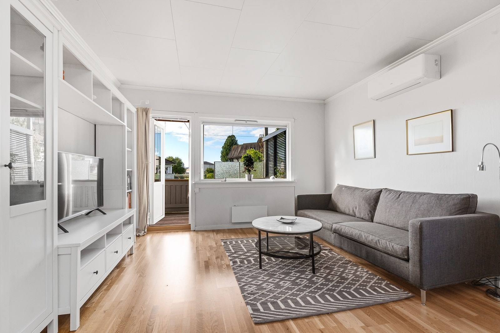 Det er utgang til trivelig veranda mot sydvest Galleribilde