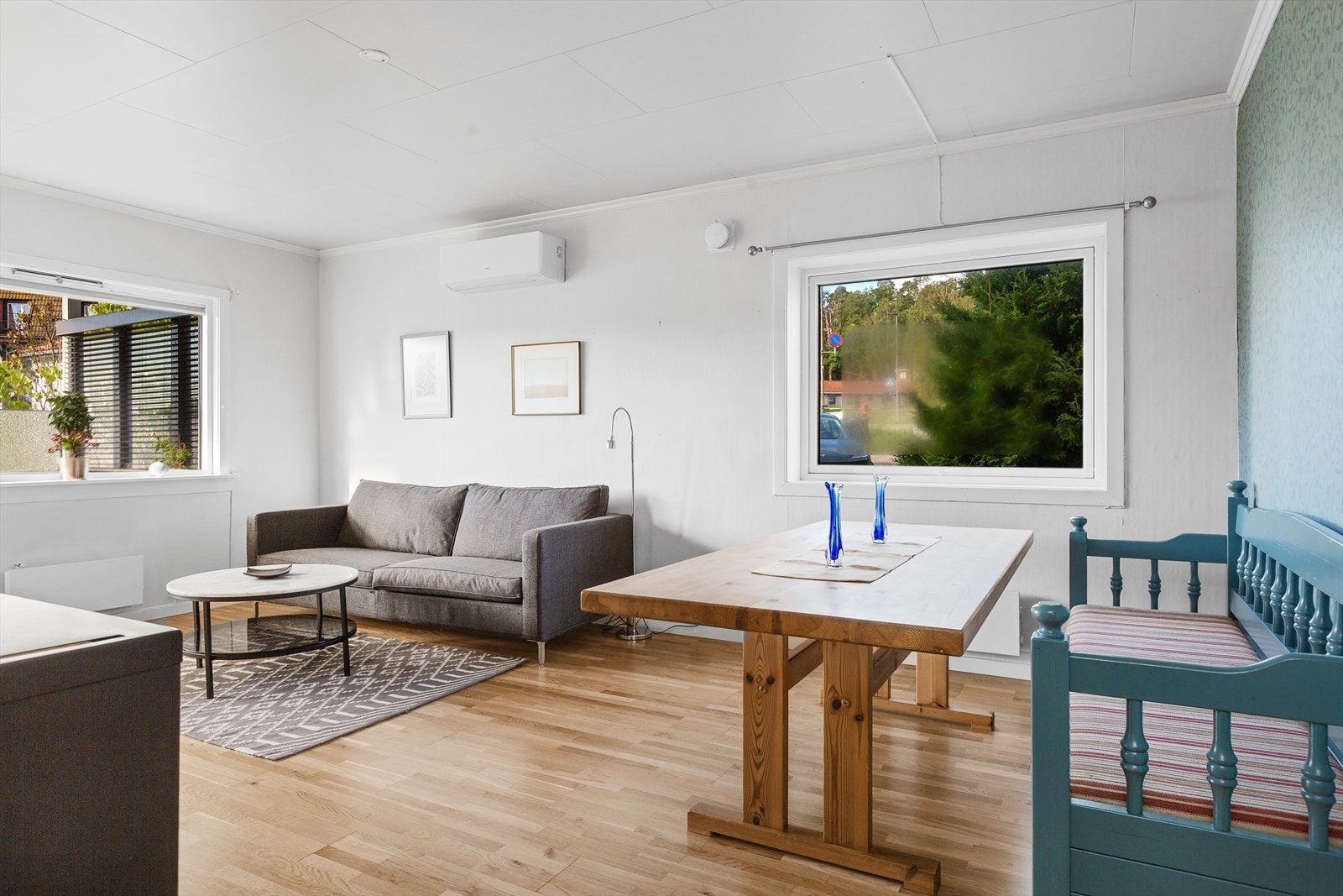 I stuen er det både vedovn og varmepumpe Galleribilde