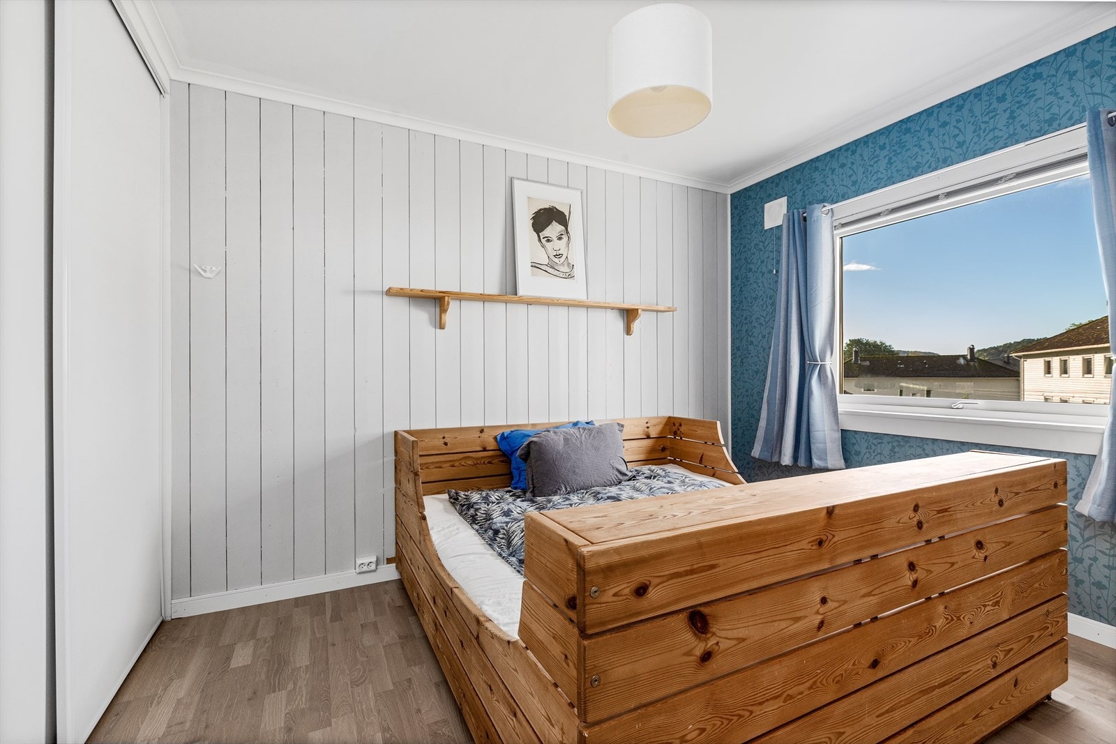 Rikelig med lagringsmuligheter i skyvedørsgarderobe Galleribilde