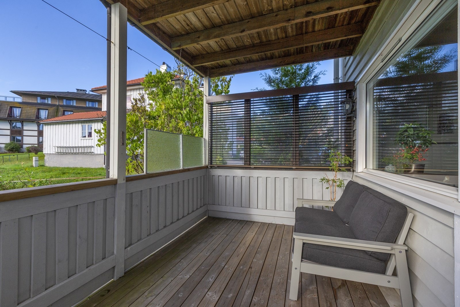 Overbygd balkong på ca. 9 m² med god plass til møbler Galleribilde