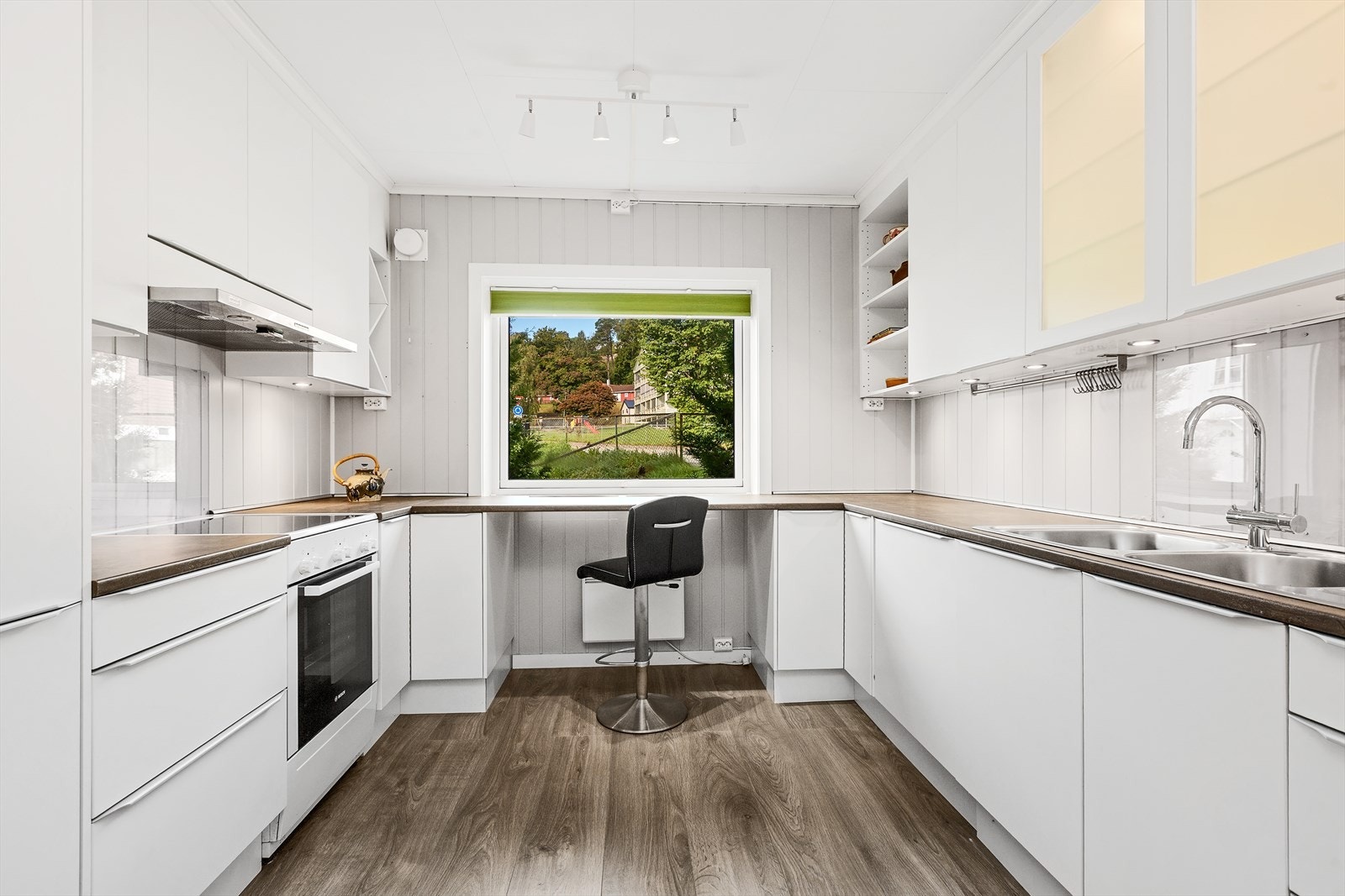 Moderne kjøkken oppgradert i 2017 med integrerte hvitevarer Galleribilde