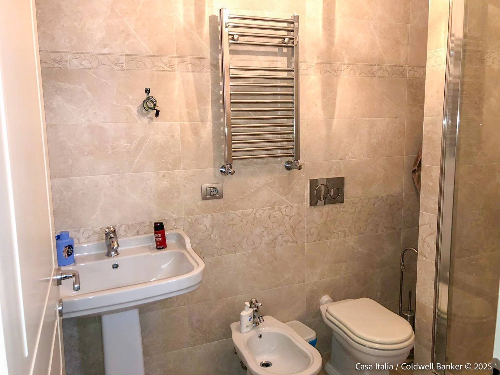 Ett av de i alt 6 badene i boligen. Galleribilde