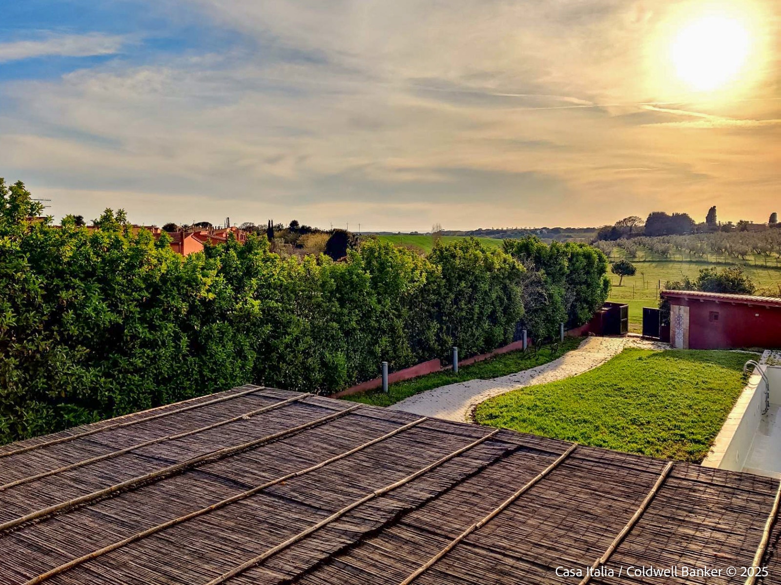 Solnedgangene her er bare å nyte, selv vinterstid. Til høyre skimtes bassenget tømt for vinteren. Galleribilde