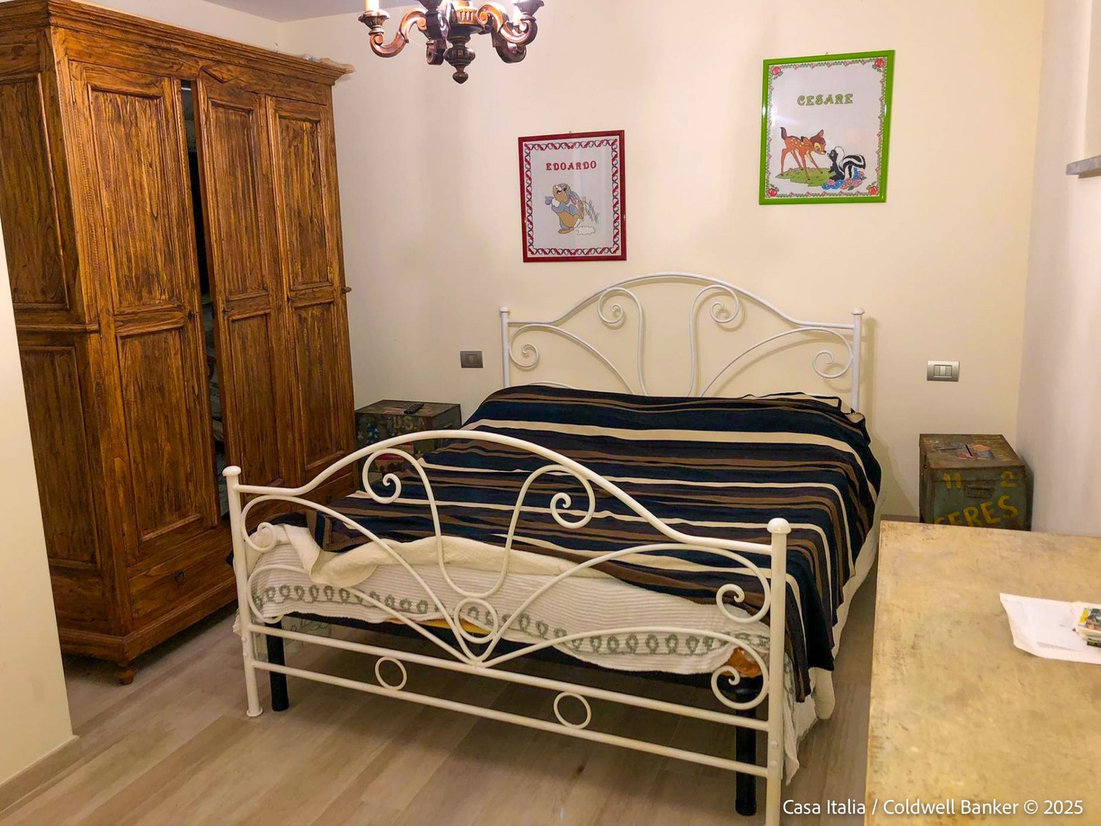 Ett av i alt fem soverom i boligen. Galleribilde