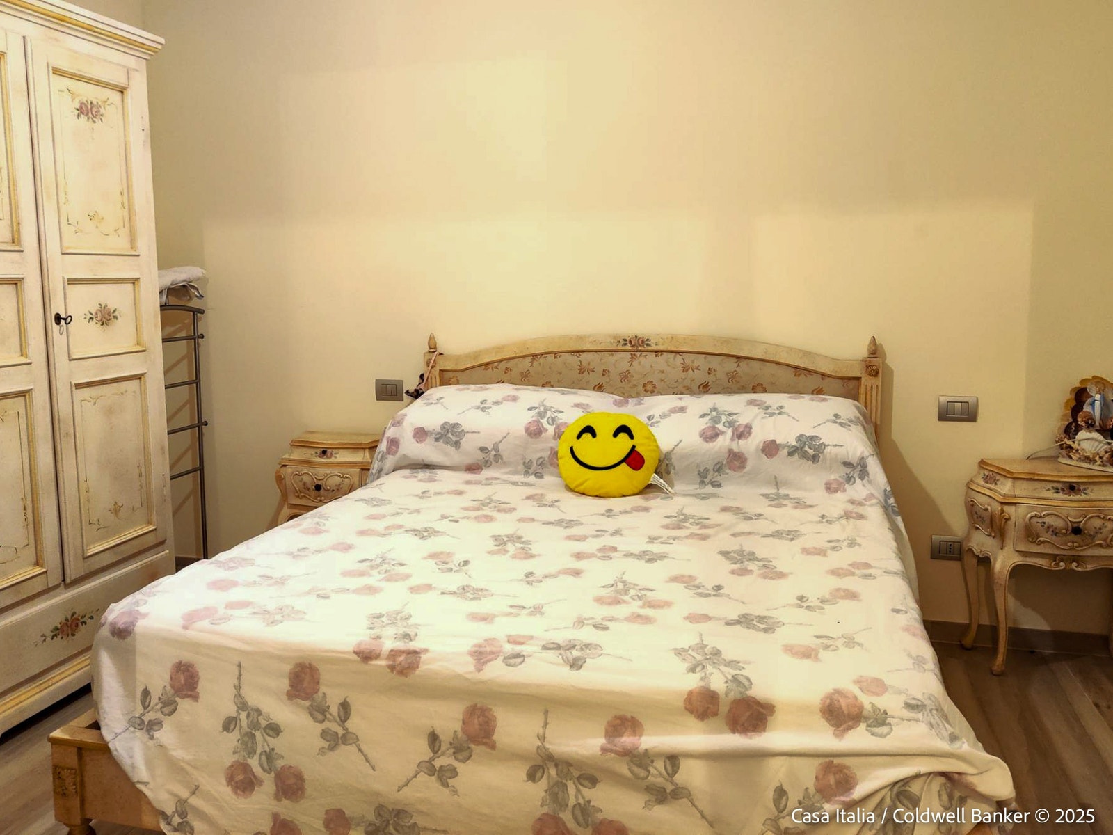 Ett av i alt fem soverom i boligen. Galleribilde