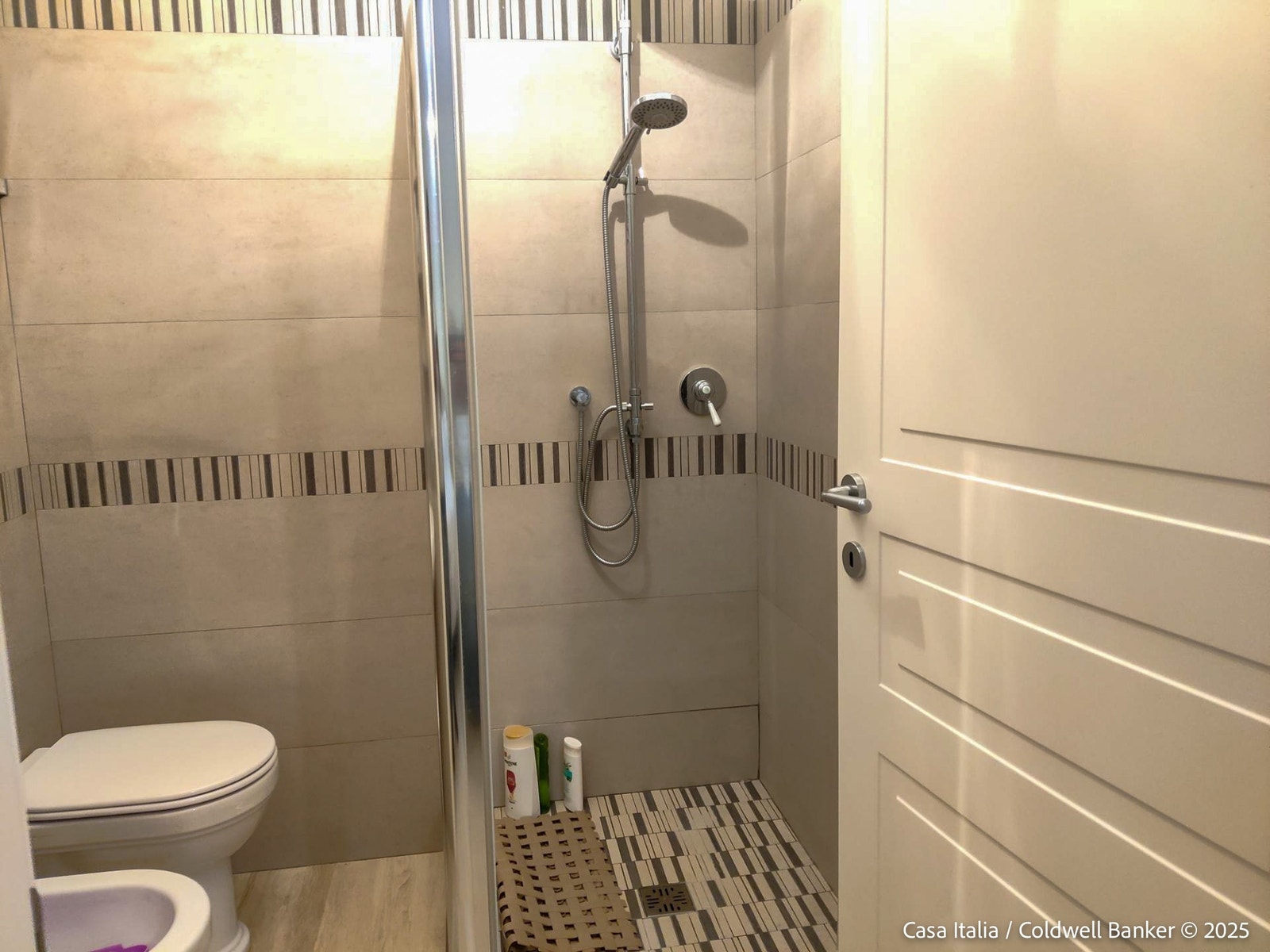 Ett av de i alt 6 badene i boligen. Galleribilde