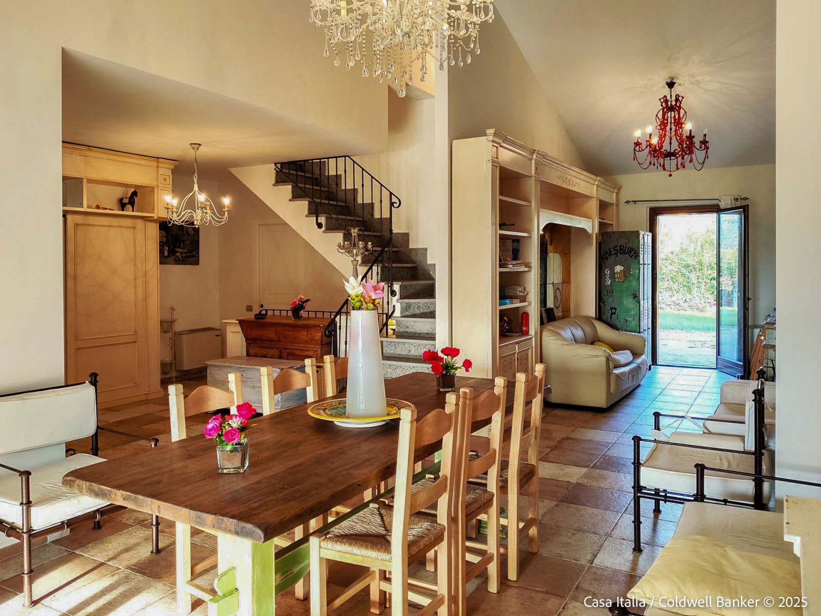 Den lyse stuen - som i dag brukes som spisestue - er et naturlig samlingssted, med direkte adgang til hagen på begge sider i tillegg til kjøkkenet. Galleribilde