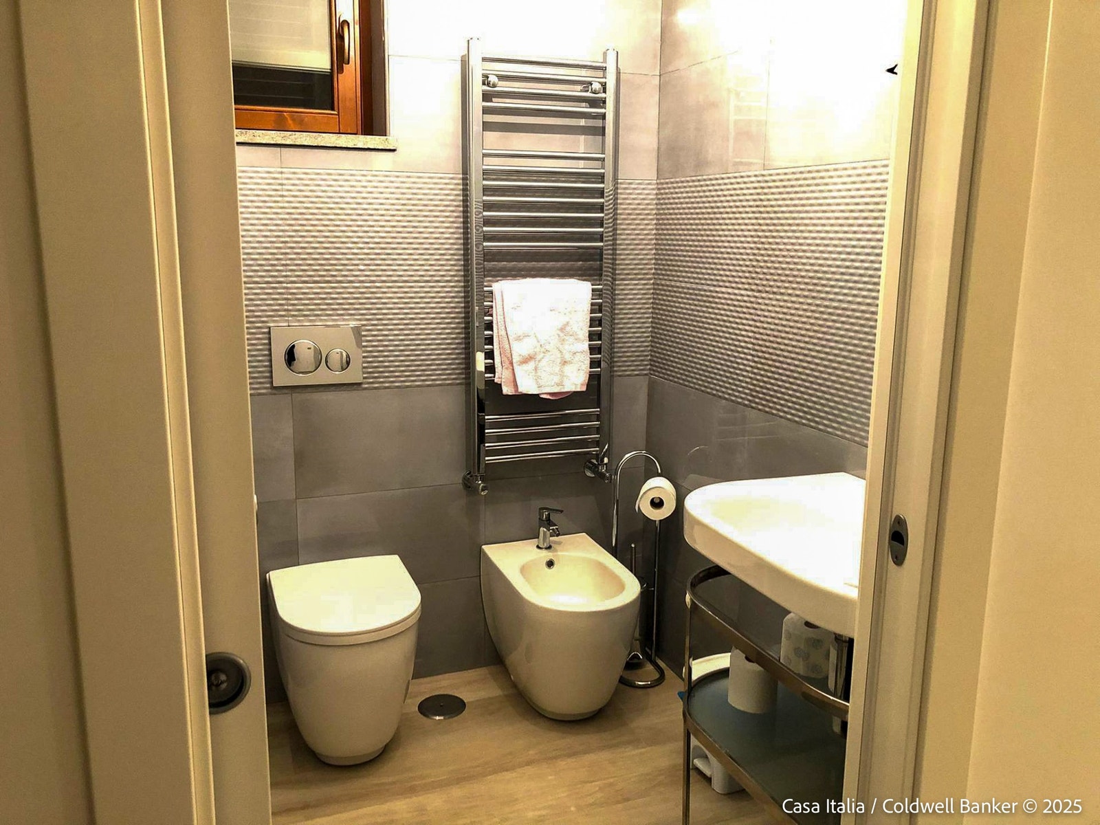 Ett av de i alt 6 badene i boligen. Galleribilde