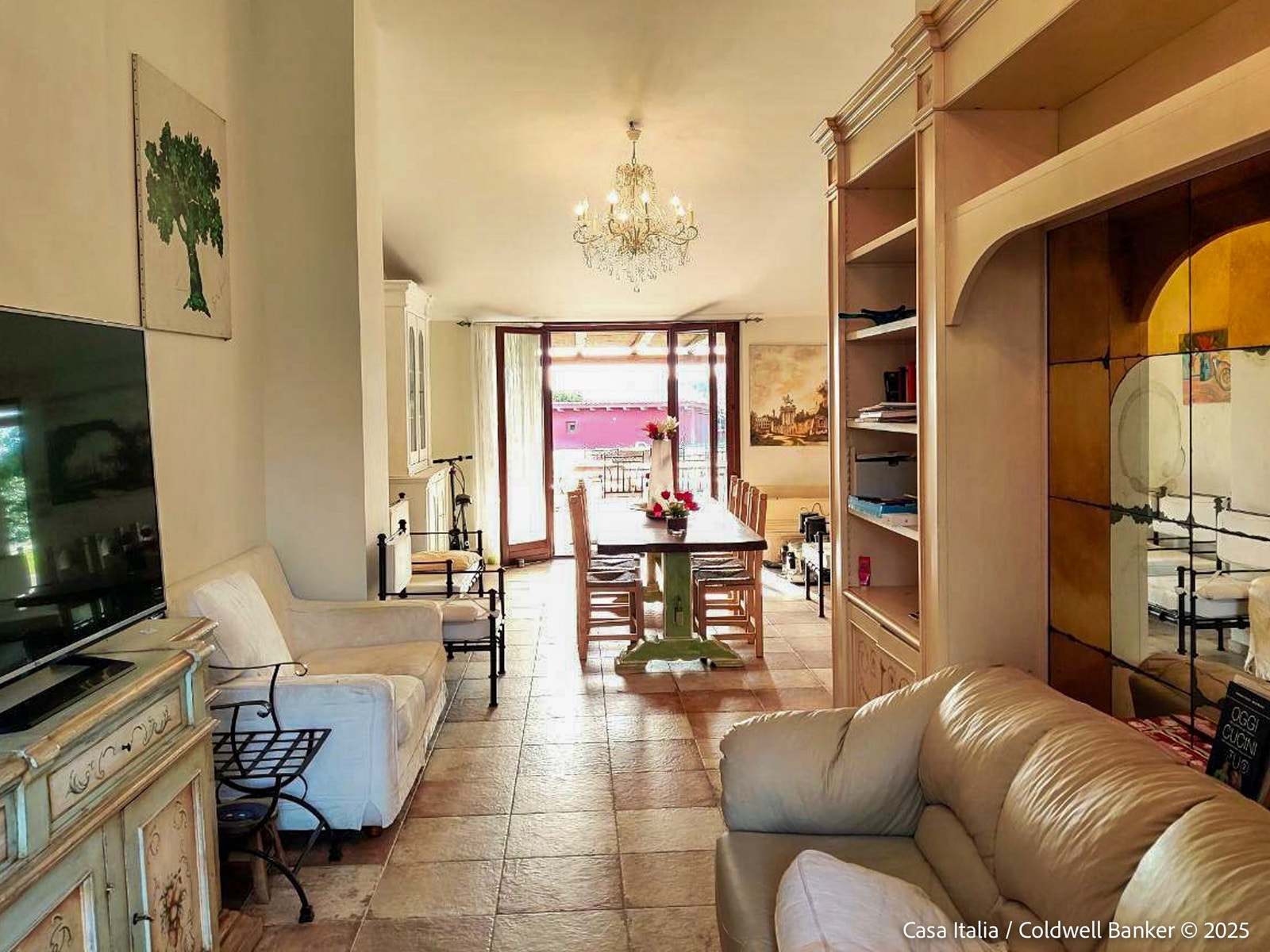 Den lyse stuen - som i dag brukes som spisestue - er et naturlig samlingssted, med direkte adgang til hagen på begge sider i tillegg til kjøkkenet. Galleribilde