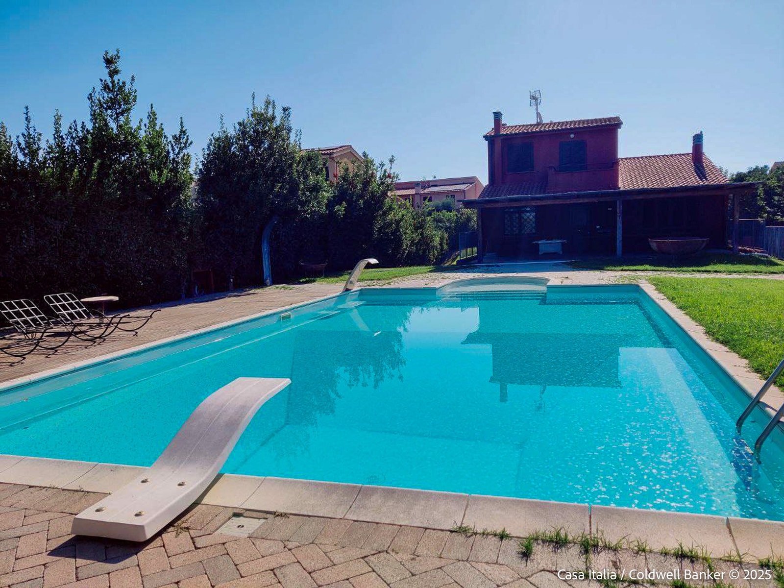 Det private bassenget er på 100 m2, stort nok til både lek og trening. Galleribilde