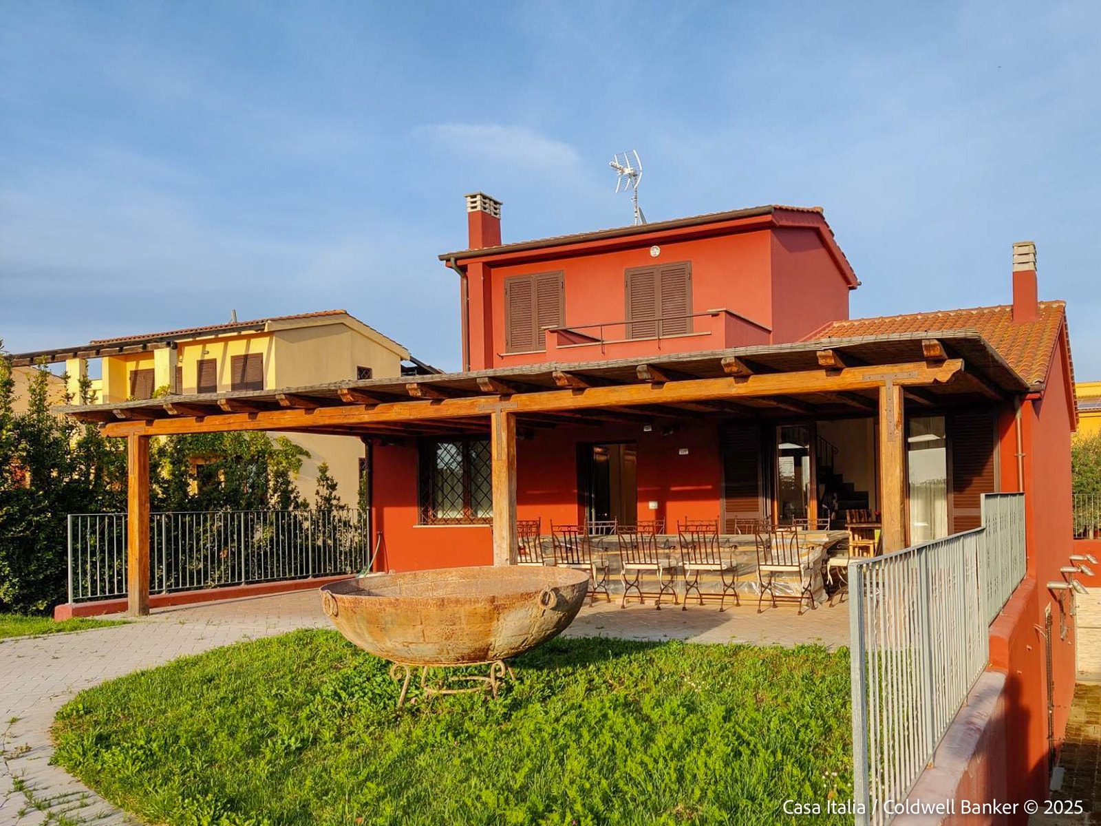 Pergolaen ut mot hagen og bassenget. Galleribilde