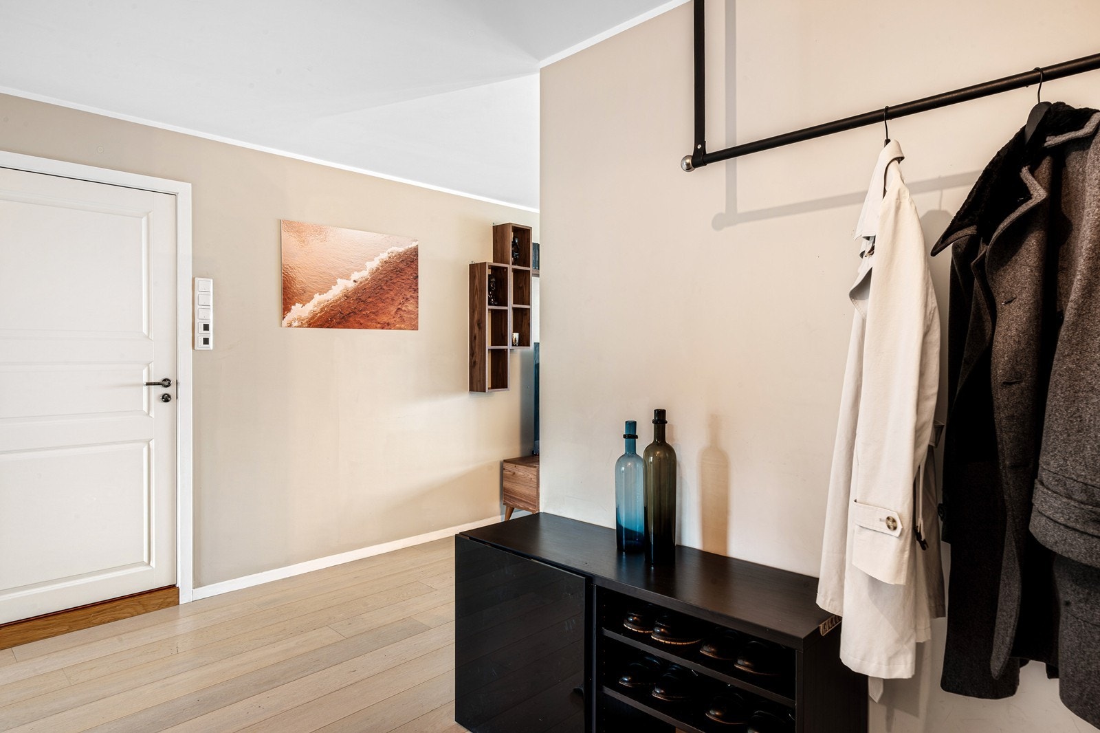 Her er det god plass til å sette fra seg sko og henge fra seg yttertøy, samtidig som rommets størrelse og utforming gir en åpen og luftig følelse allerede ved ankomst. Galleribilde