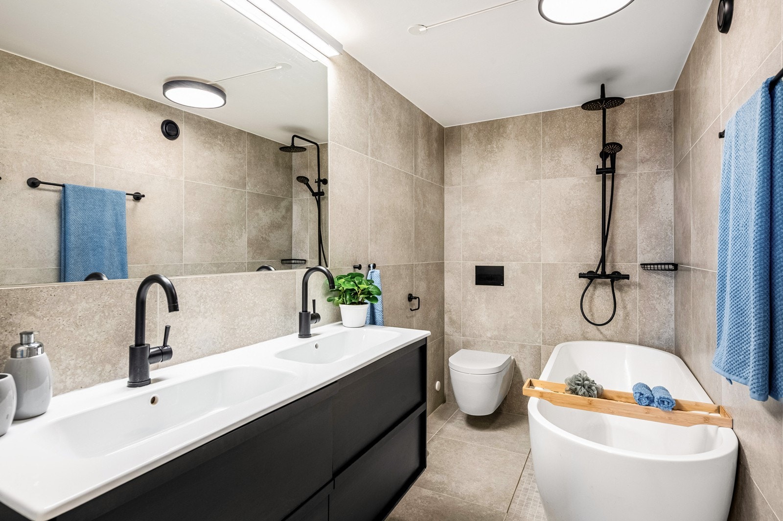 Hovedbadet er innredet med dobbeltservant, badekar, dusj og vegghengt toalett - en perfekt kombinasjon av stil og komfort. Galleribilde