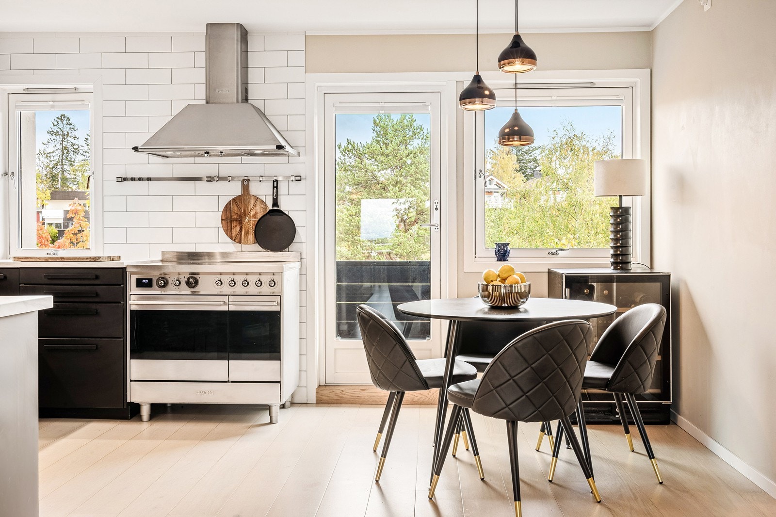 Den stilige Smeg-komfyren setter prikken over i-en og gir rommet et eksklusivt preg. Galleribilde