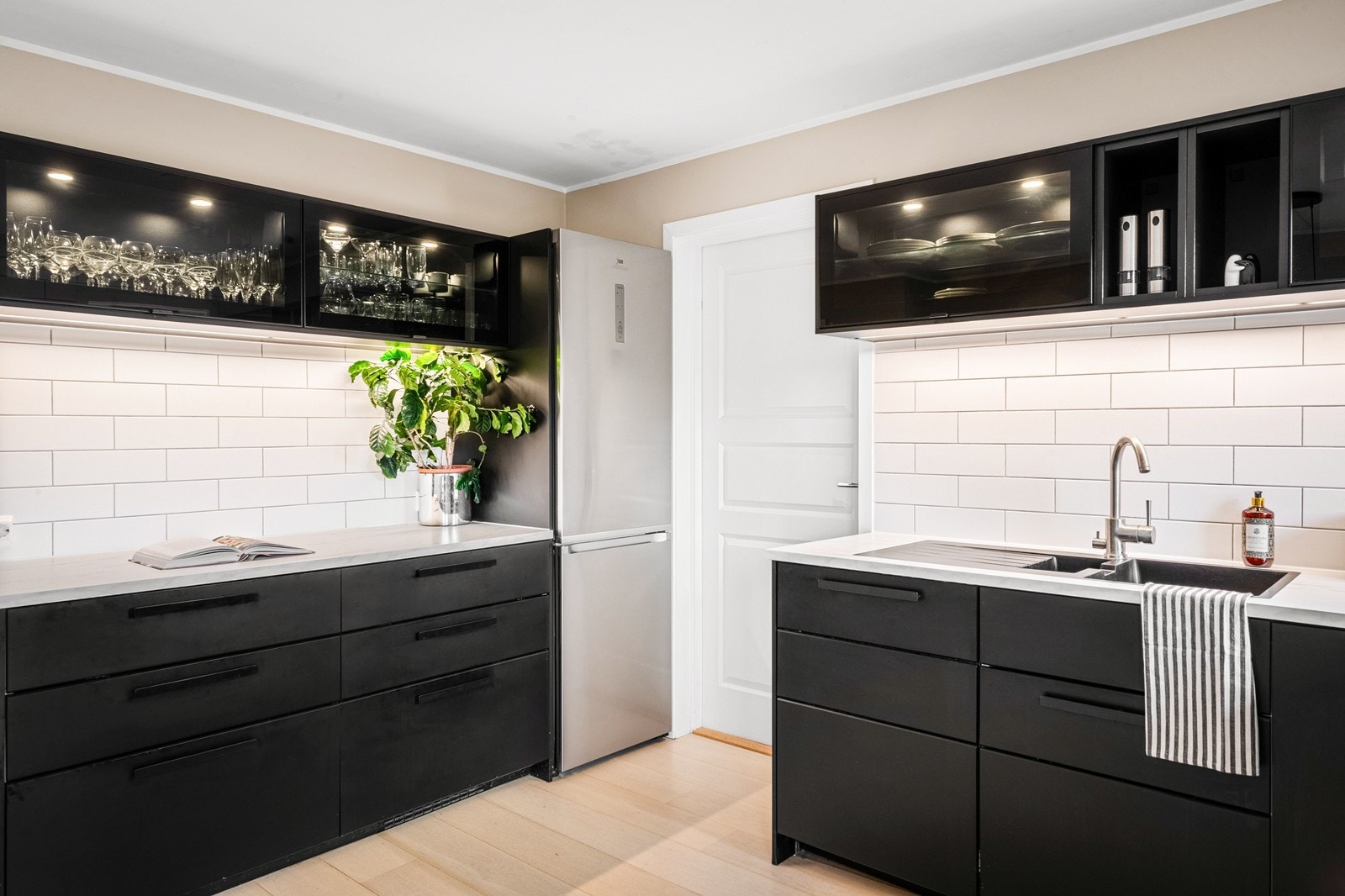 Kjøkkenet ble satt inn i 2019 og er fra IKEA - med smarte løsninger, god skapplass og rikelig med benkeflate som gjør matlagingen både enkel og effektiv. Galleribilde