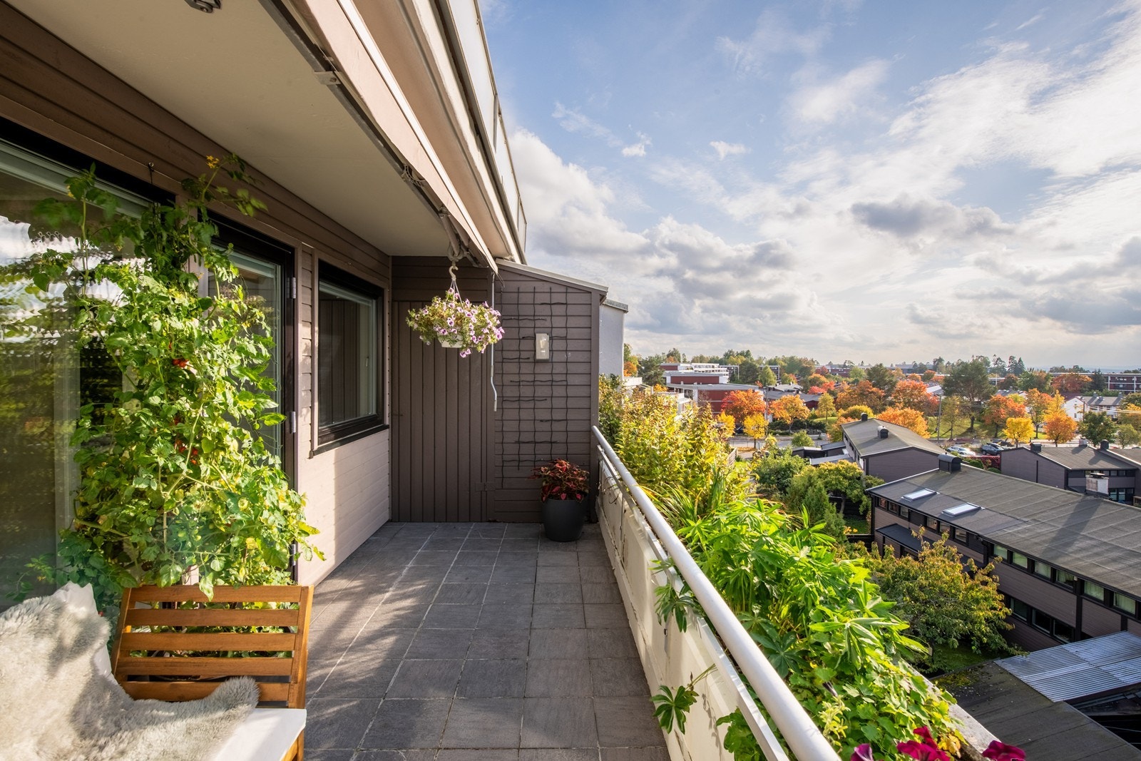 Fra stuen er det direkte utgang til en romslig terrasse på ca. 10,6 m², hvor du kan nyte en nydelig utsikt mot Oslofjorden. Galleribilde
