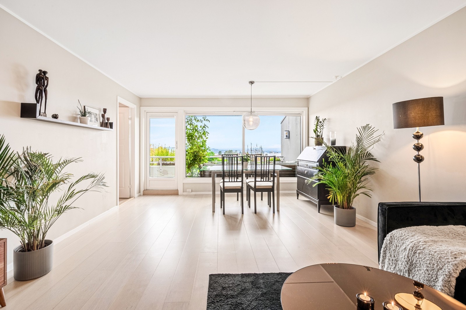 Innbydende og luftig stue hvor store vindusflater slipper inn rikelig med naturlig lys og rammer inn det vakre utsynet mot Oslofjorden. Galleribilde