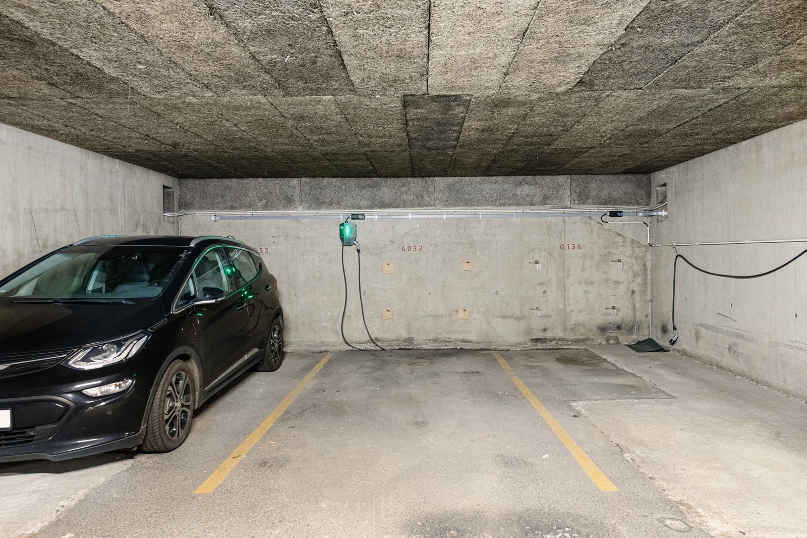 Biloppstillingsplass med ladepunkt for el-bil i fellesanlegg Galleribilde