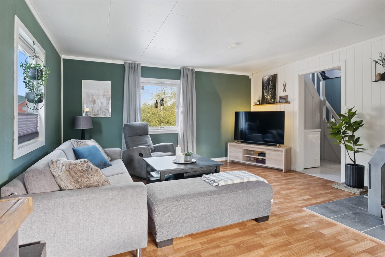 Store vindusflater gir godt lysinnslipp og utsikt til hagen Galleribilde