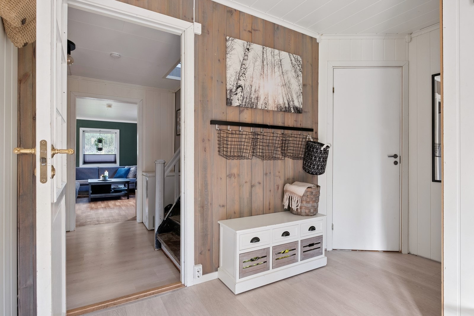 Velkommen inn! Her får man en fin gang med god plass til yttertøy og sko Galleribilde
