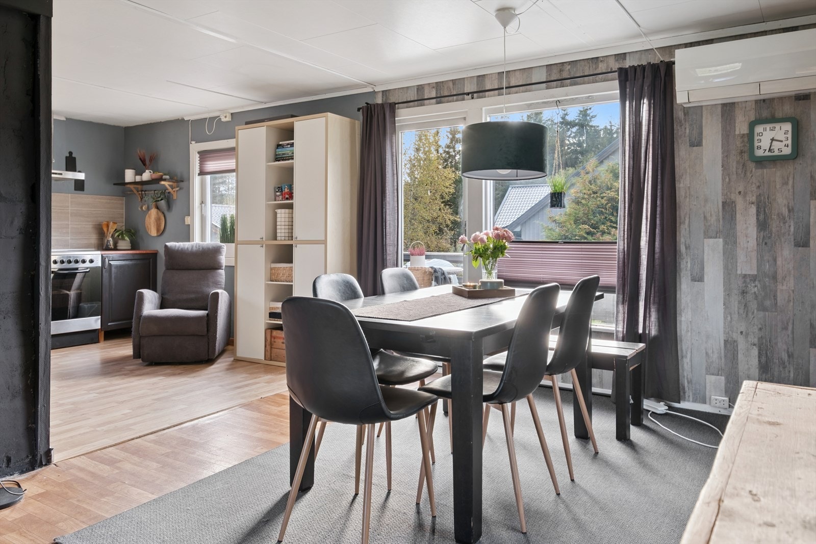 Boligen varmes opp av varmepumpe, vedovn og panelovner Galleribilde