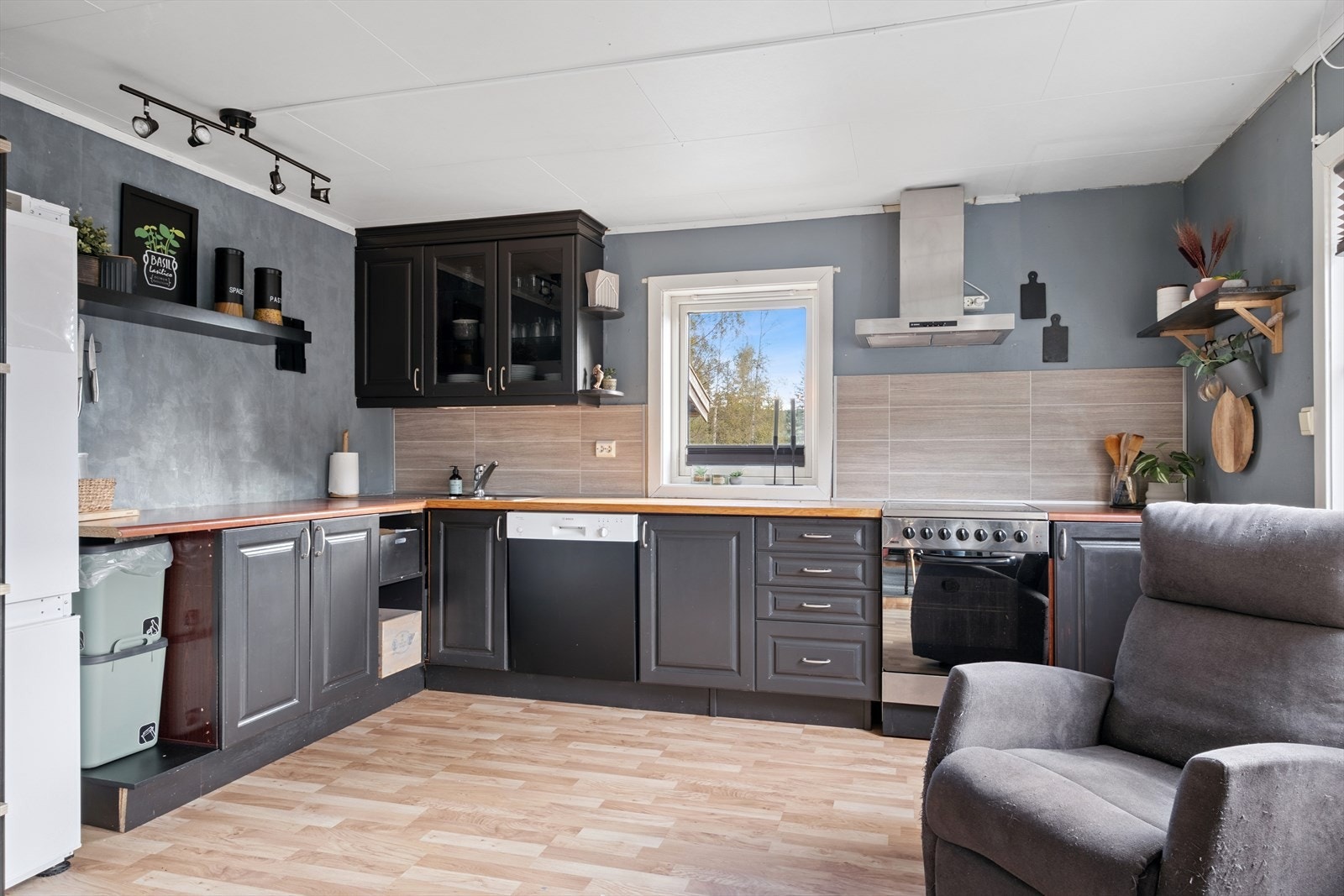 Funksjonelt kjøkken med rikelig skap- og benkeplass Galleribilde