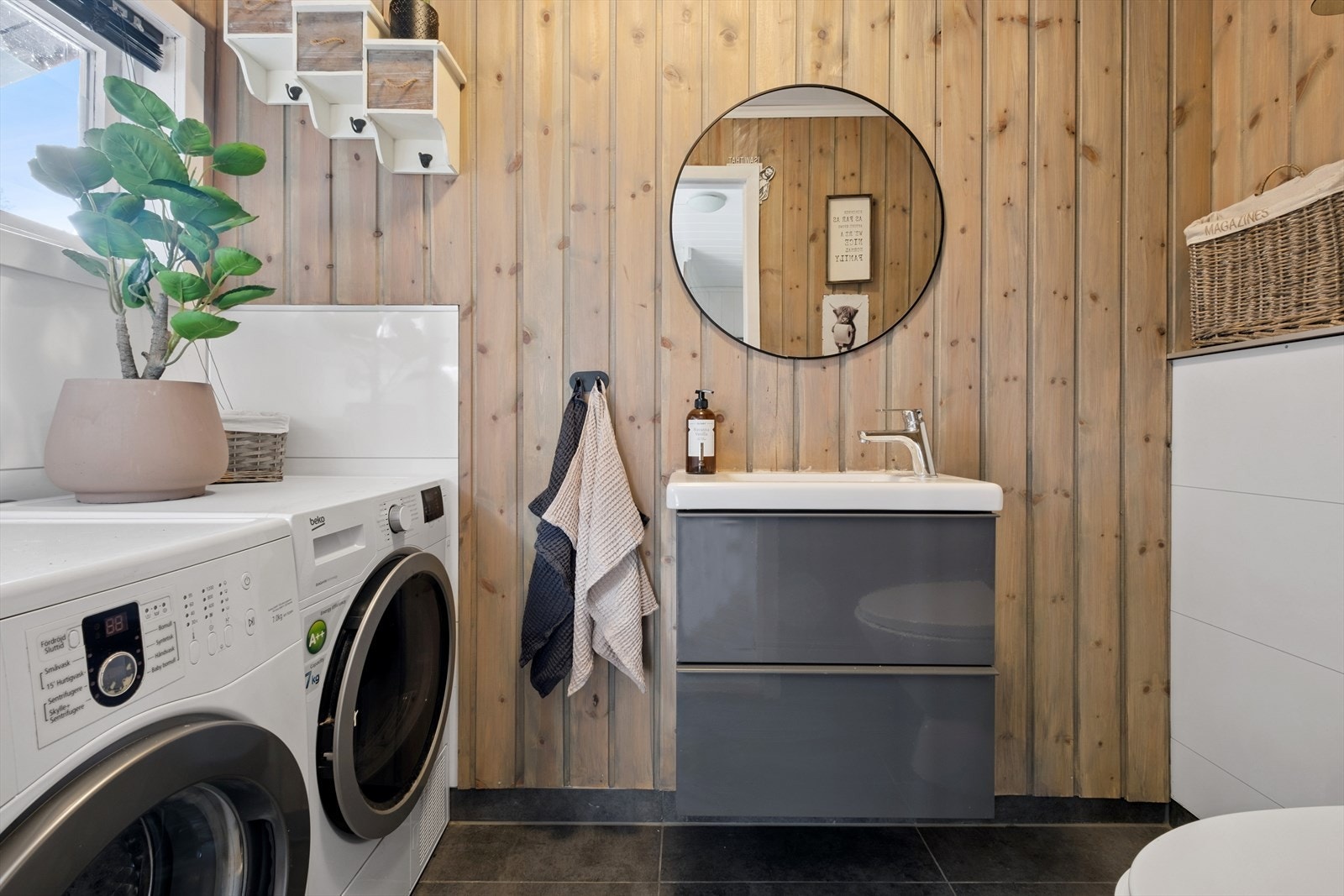 Fint bad i 1. etasje med opplegg for vaskemaskin Galleribilde