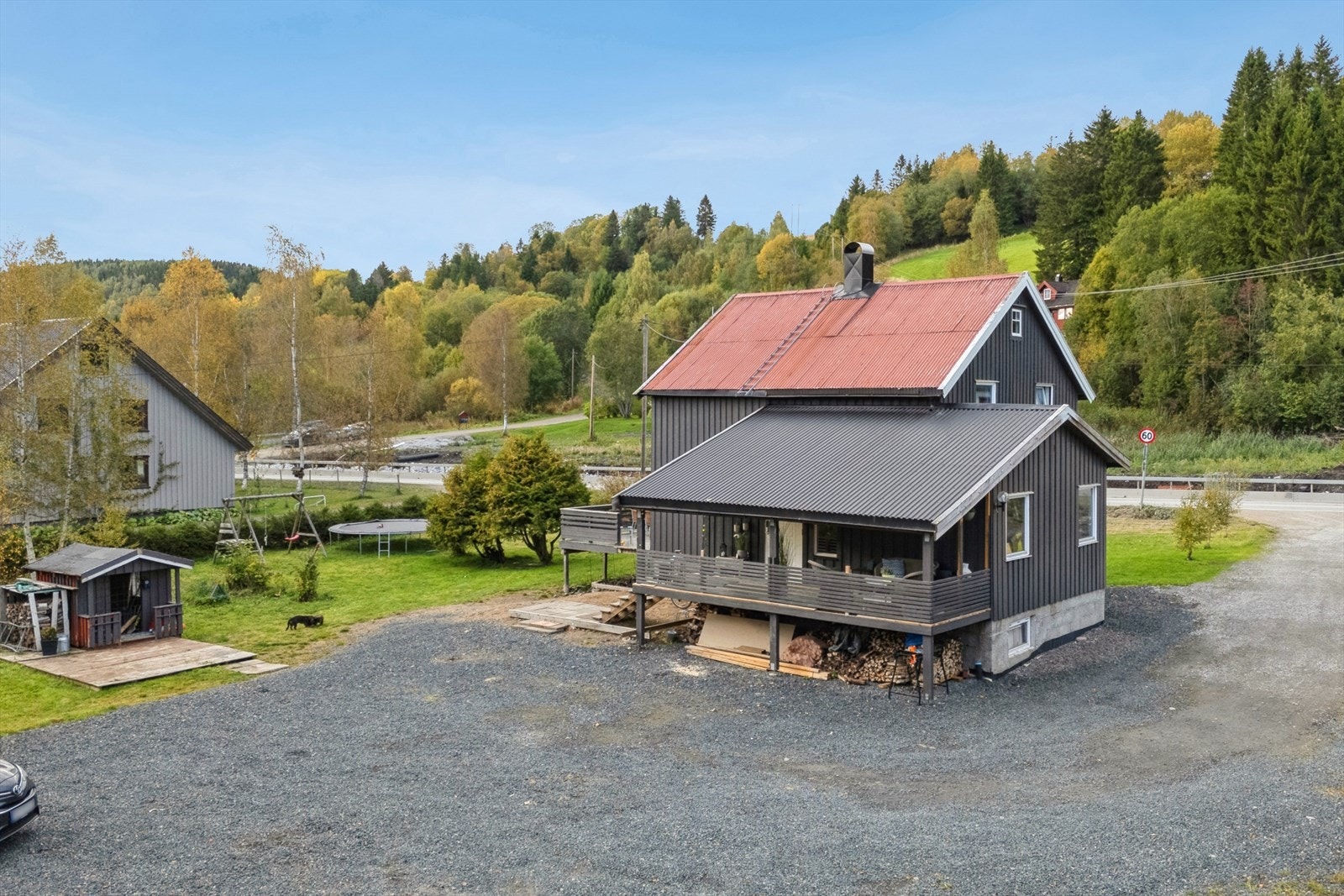 Tomten er på hele 1 443m² så her vil man ha stor boltreplass Galleribilde