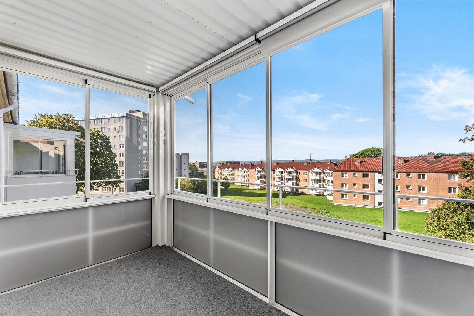 Leiligheten har en romslig innglasset balkong på ca 9 kvm, her har man flott utsyn ned mot fjorden og opp mot Holmenkollen samt lite innsyn Galleribilde