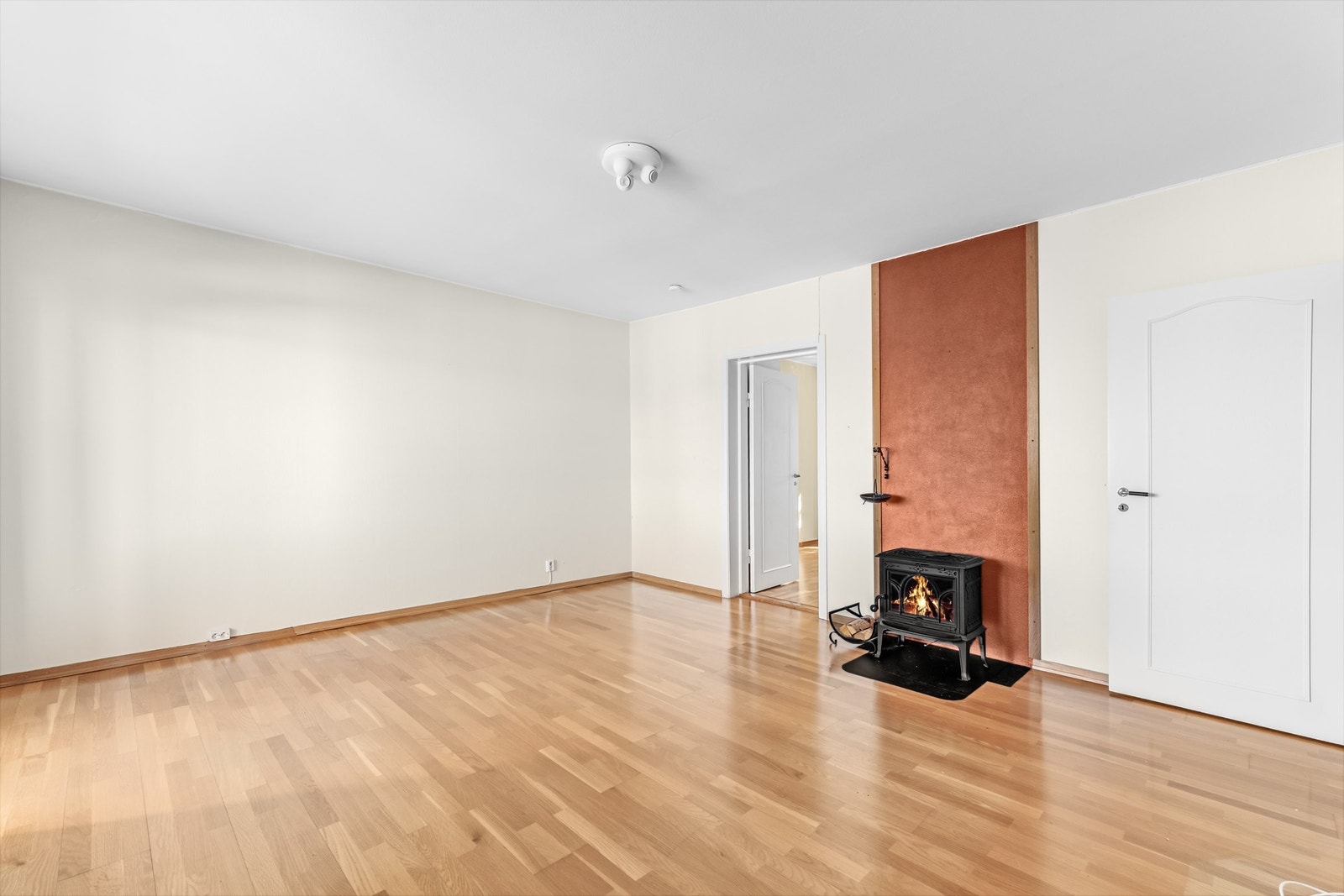 Det er god plass til å innrede med spisebord i stuen, slik at du kan invitere venner og familie på middag Galleribilde